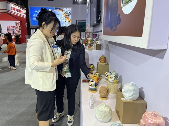 佛山文創(chuàng)閃耀重慶文博會(huì) 工業(yè)設(shè)計(jì)碰撞醒獅文化，產(chǎn)業(yè)融合展新姿
